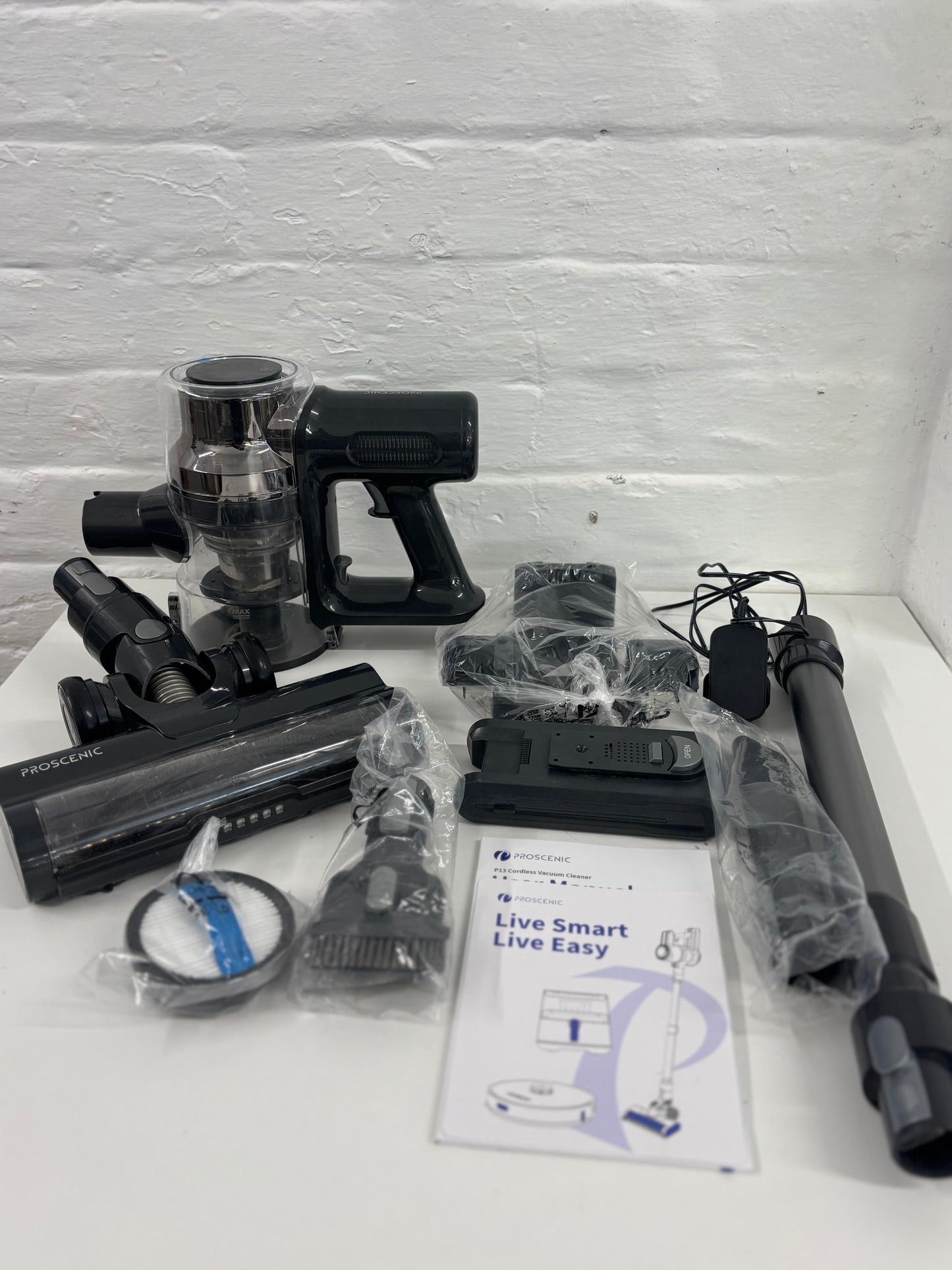 P13 cordless vacuum cleaner