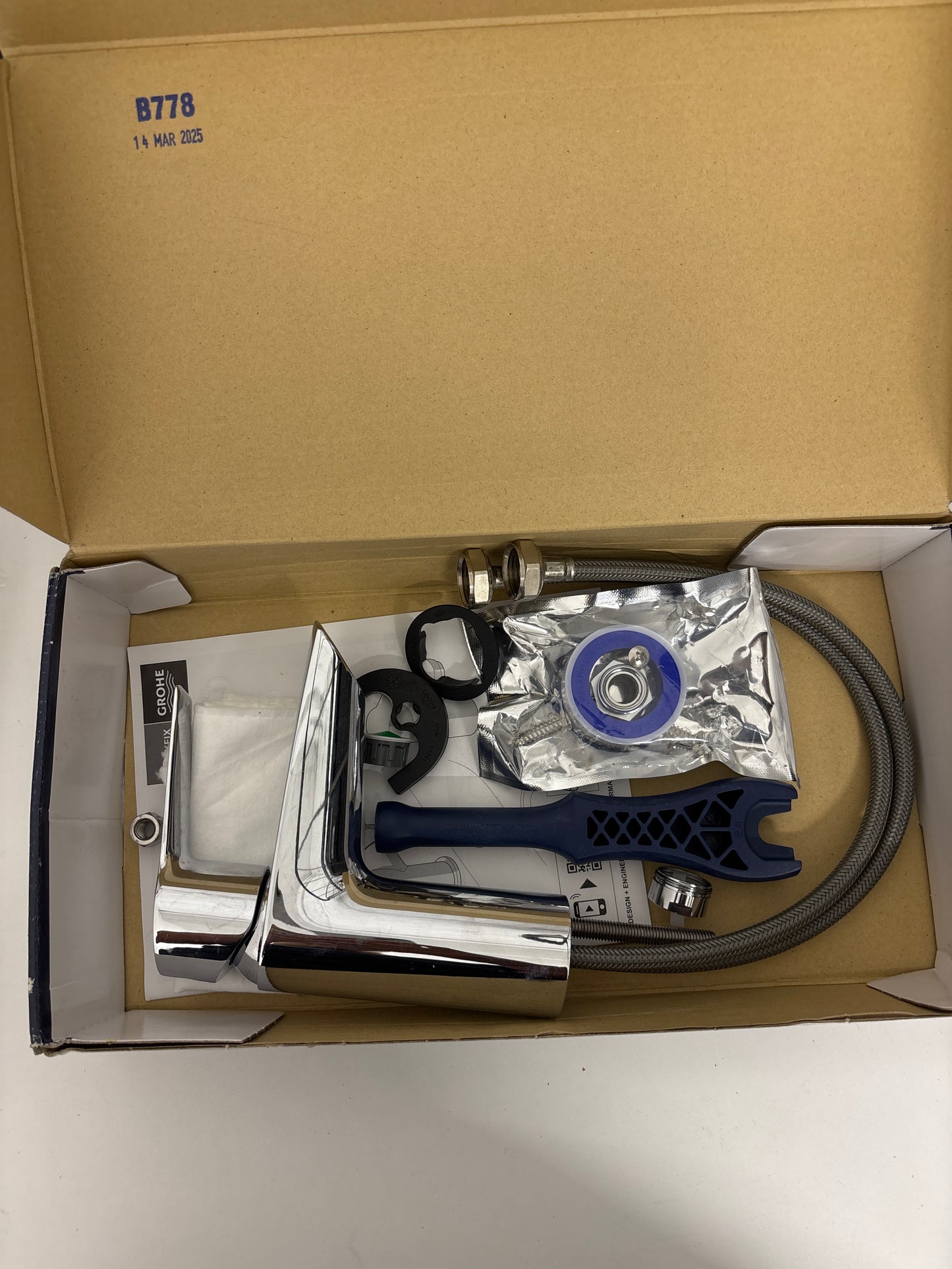 Wash basin mixer tap