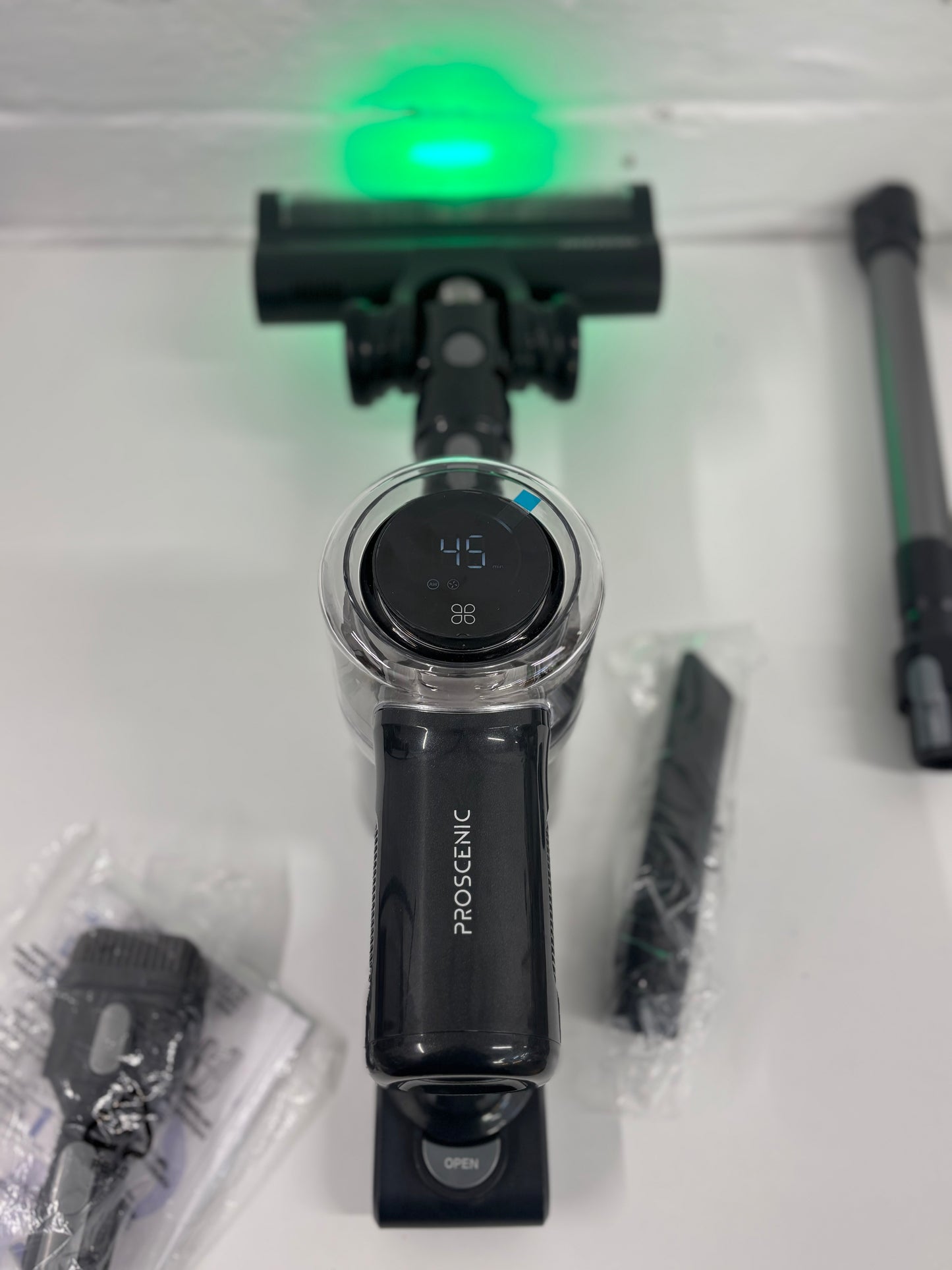 P13 cordless vacuum cleaner